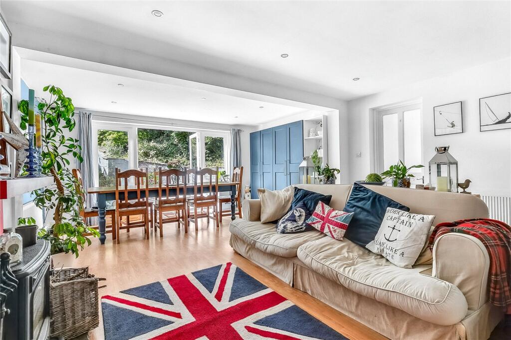 Lounge/Dining Area