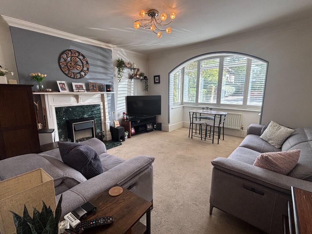 Lounge/Dining Rm