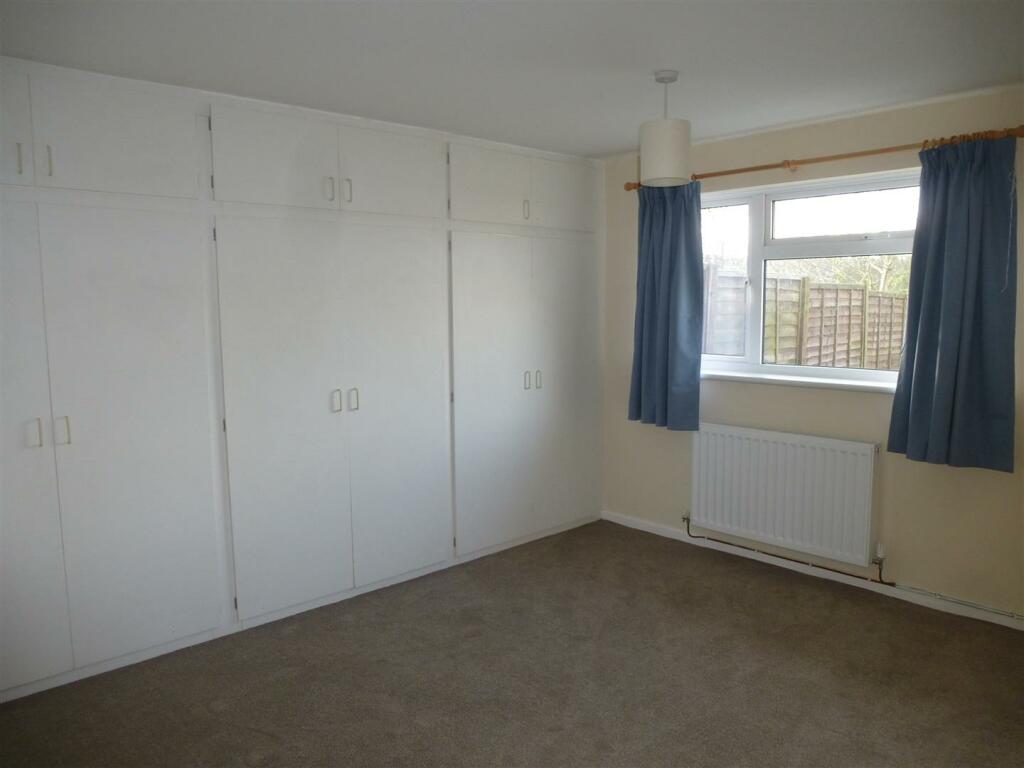 bedroom 1.JPG