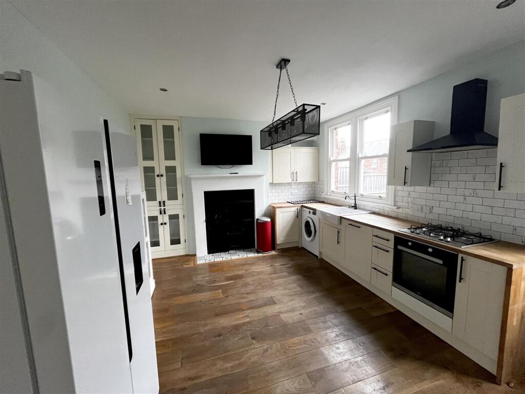 Kitchen2.JPG