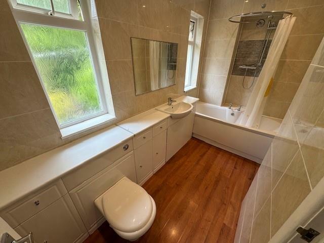 bathroom 2.jpg