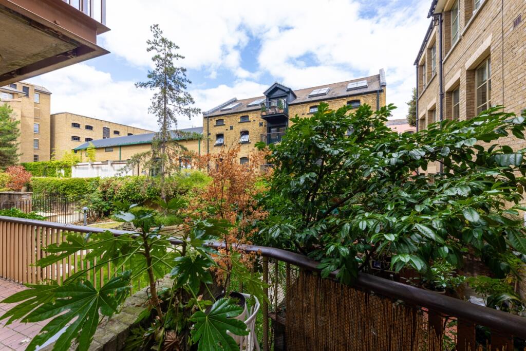 The Circle F259 (...