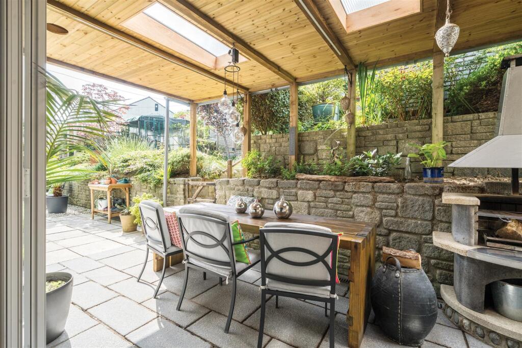 Spinney Garden Dining.jpg