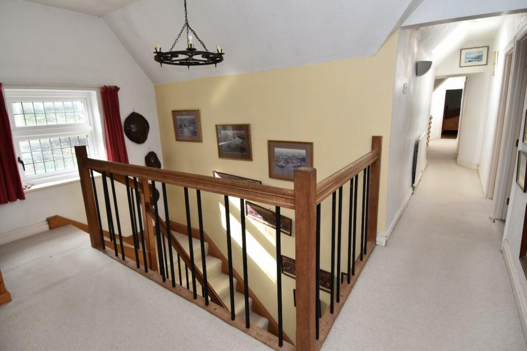 FIRST FLOOR GALLERIED LANDING