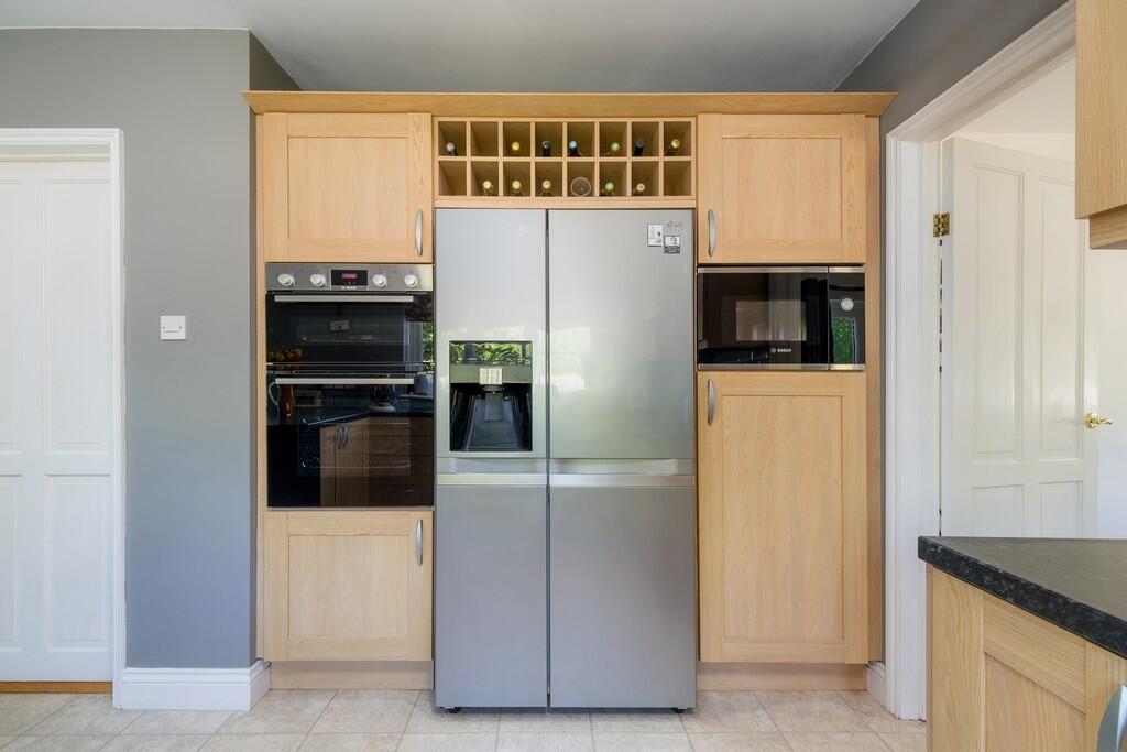 1440px-Brambles-1...