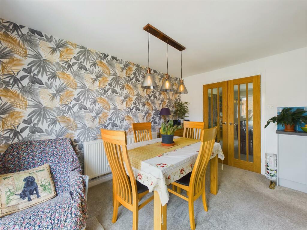 KITCHEN/DINING ROOM