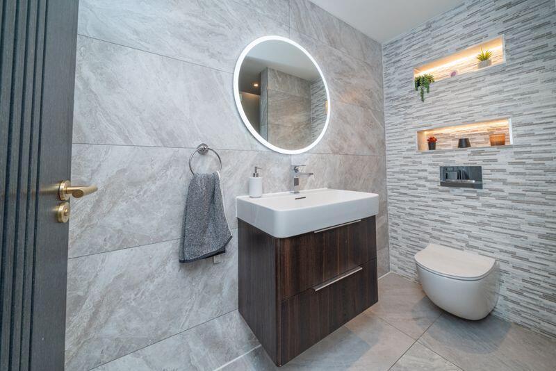 GROUND FLOOR SHOWER ROOM