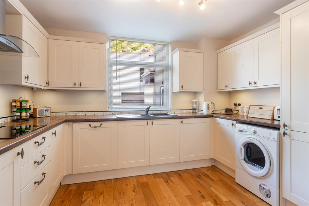 A15 - A Imperial Court, Flat D, Torquay - 250514.j