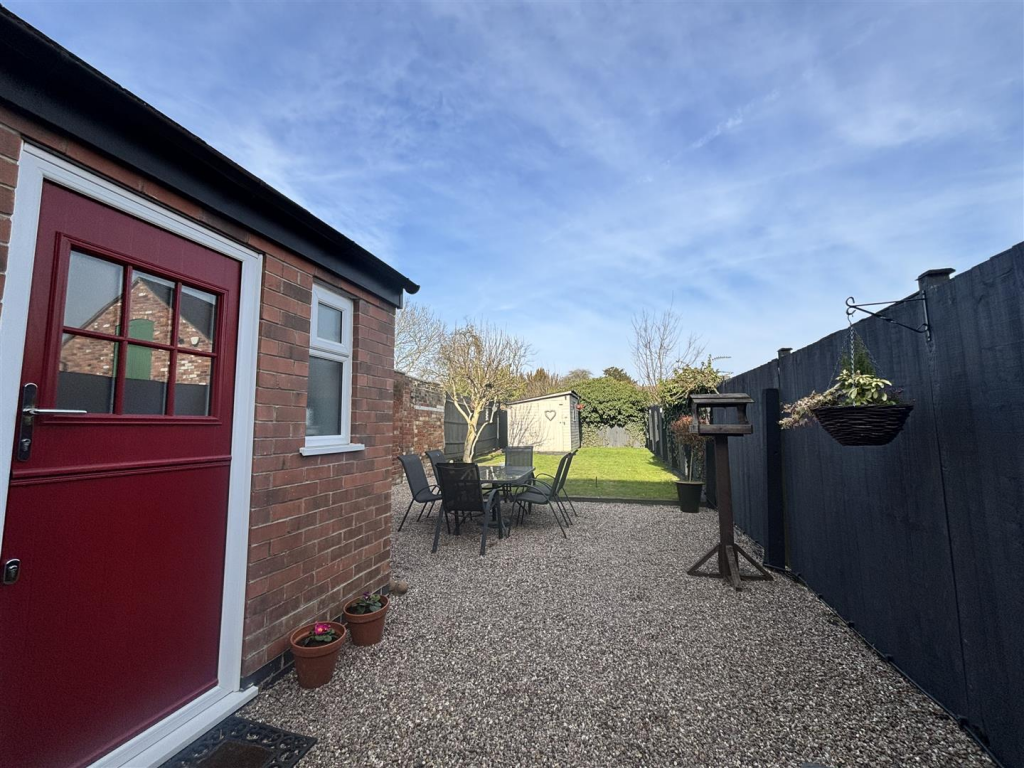 6 Avenue Road, Ashby