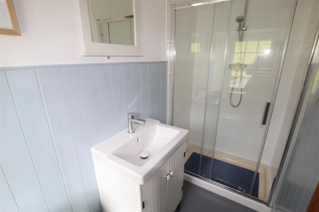 bed 2 ensuite.JPG