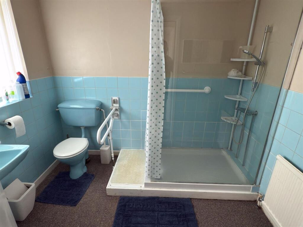 SHOWER ROOM.jpg