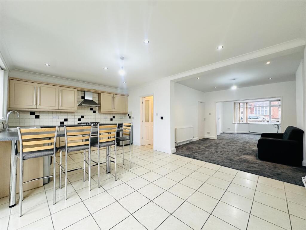 KITCHEN &amp; DINER