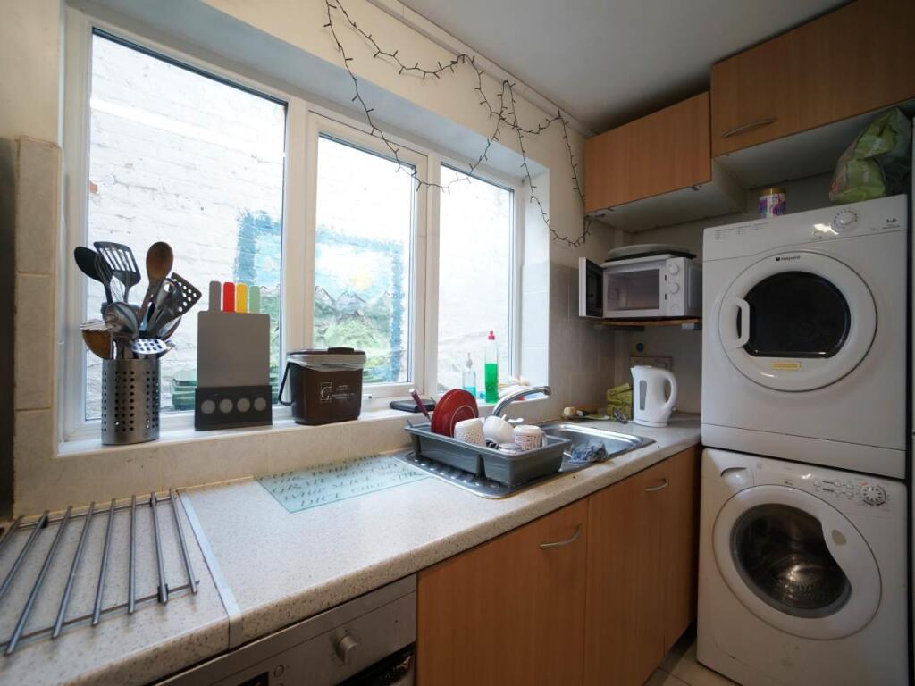53garthrd_kitchen1.7.JPG