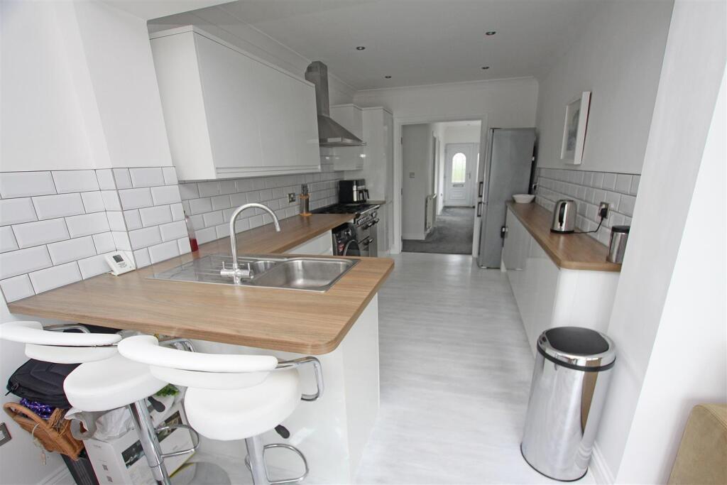 Kitchen b.jpg
