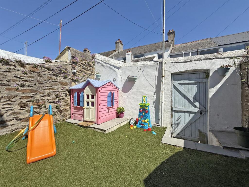 Cotehele Avenue 90 - Courtyard.jpg