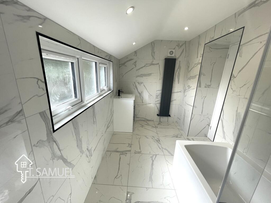 Bathroom 2.JPG