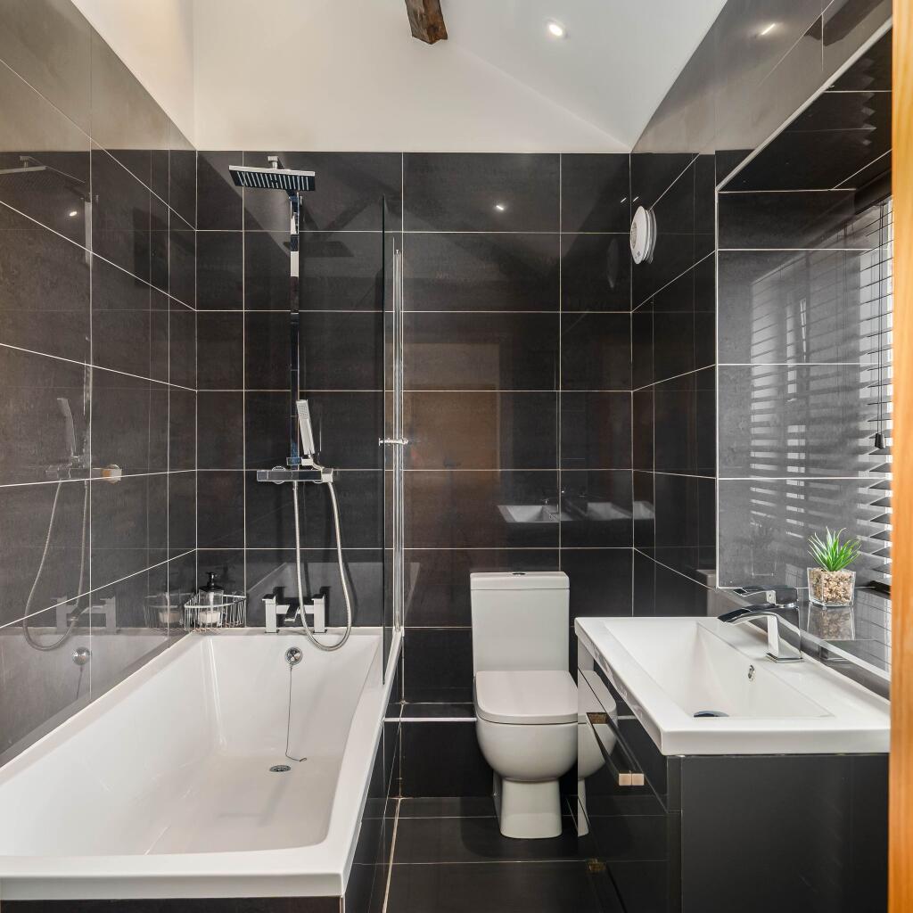 Bedroom Two en-suite