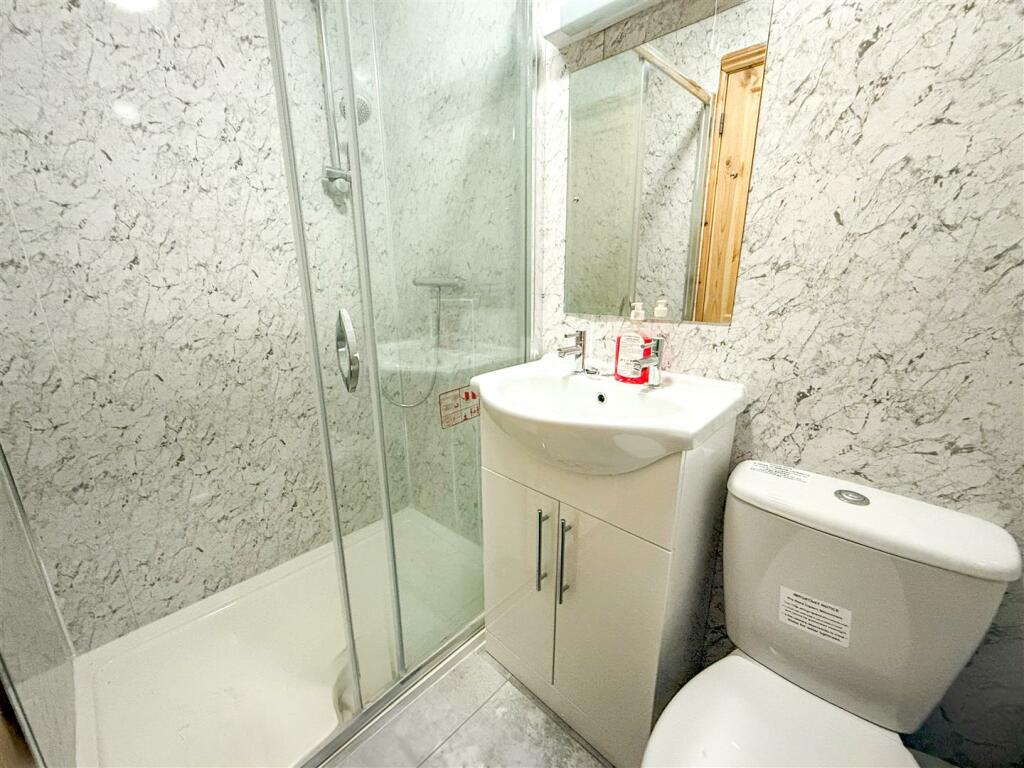 JACK AND JILL EN-SUITE SHOWER ROOM