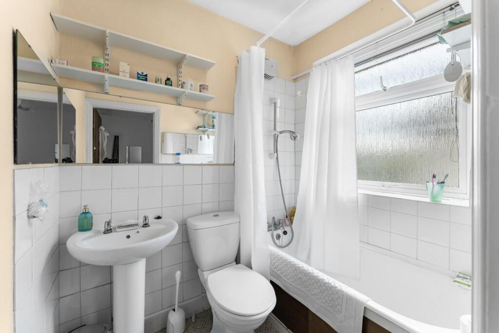 12 - family bathroom.jpg