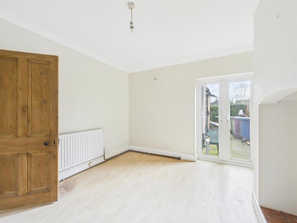 174 London Road Photos (2).jpg