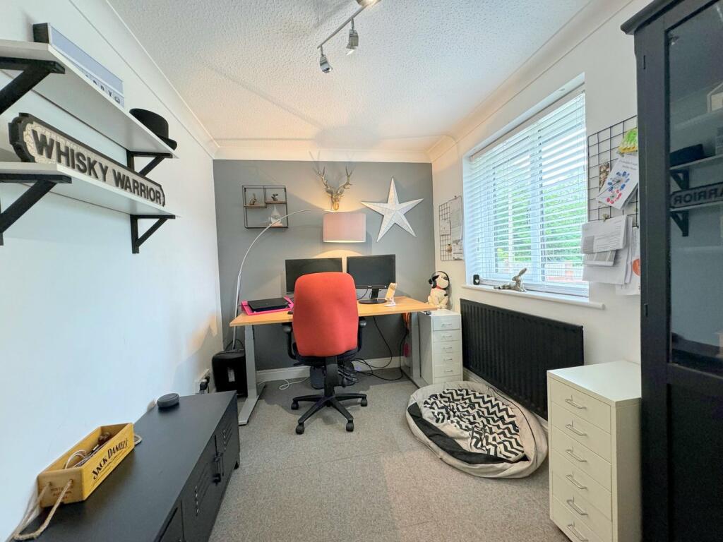 Study/Fifth Bedroom