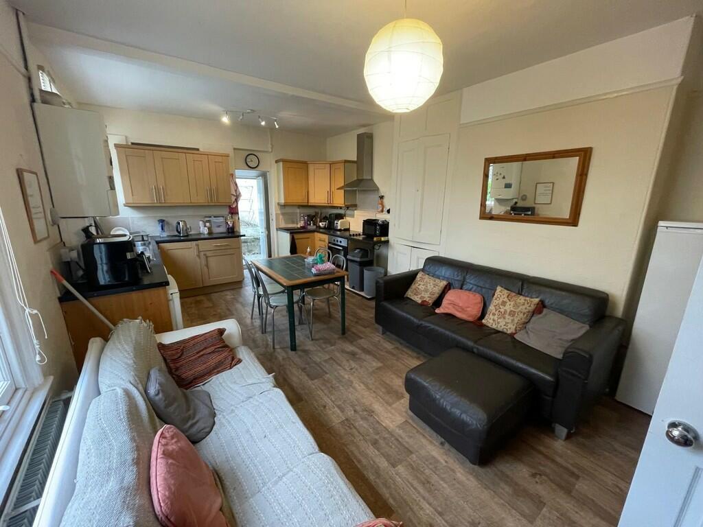 kitchen communal ...