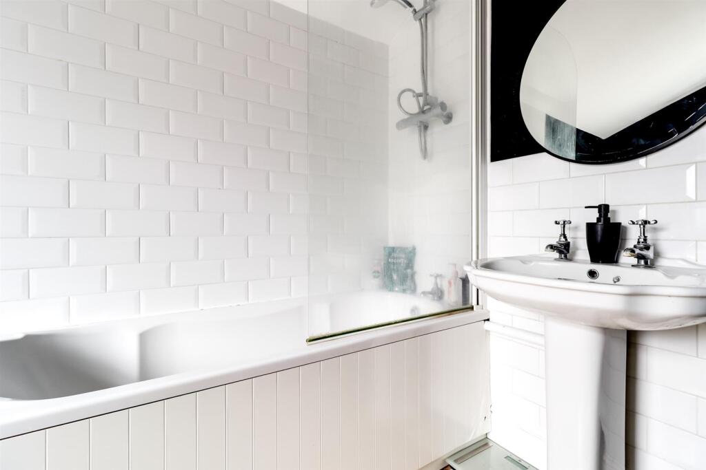 Bathroom (1).jpg