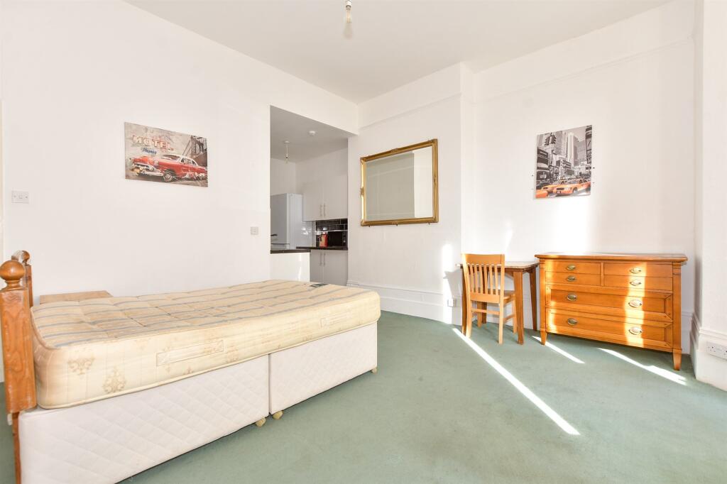 Lounge/ Bedroom/ Kitchen