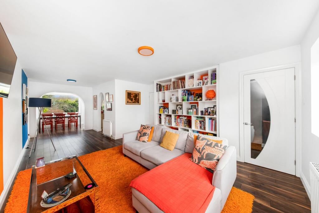 OPEN-PLAN LIVING DINING ROOM