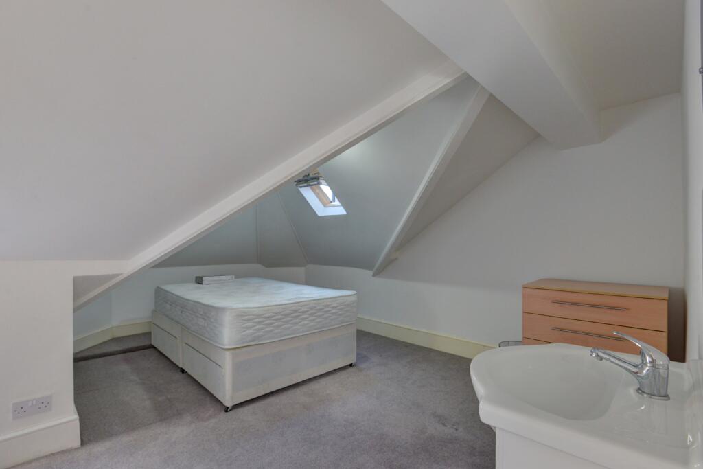A cozy double bedroom featuring a comfortable b...