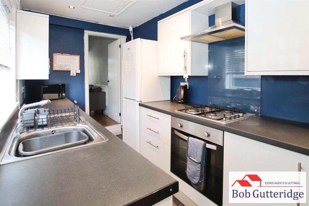 MODERN FITTED KITCHEN