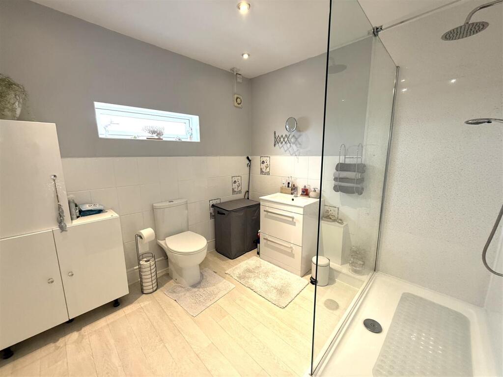 67 springhill bathroom.jpeg