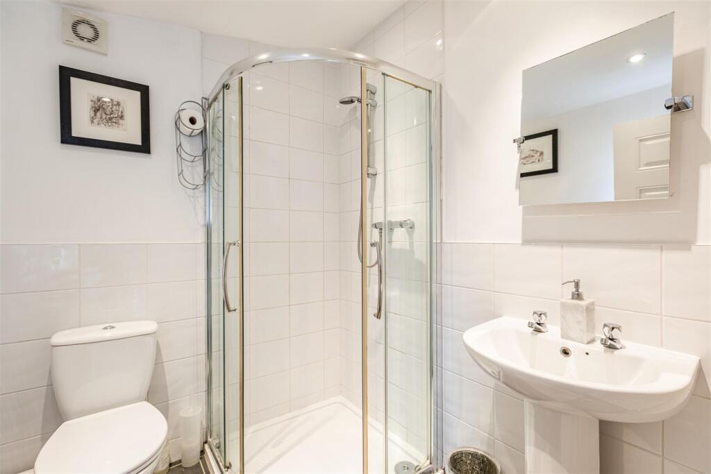 7 Cornwall Avenue, KT14 7EX - 4.jpg