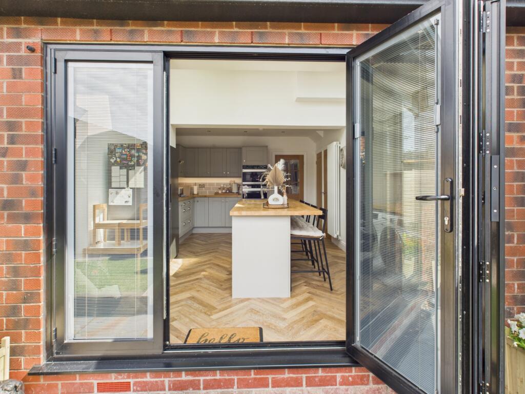 CAM03729G0-PR0115-STILL026