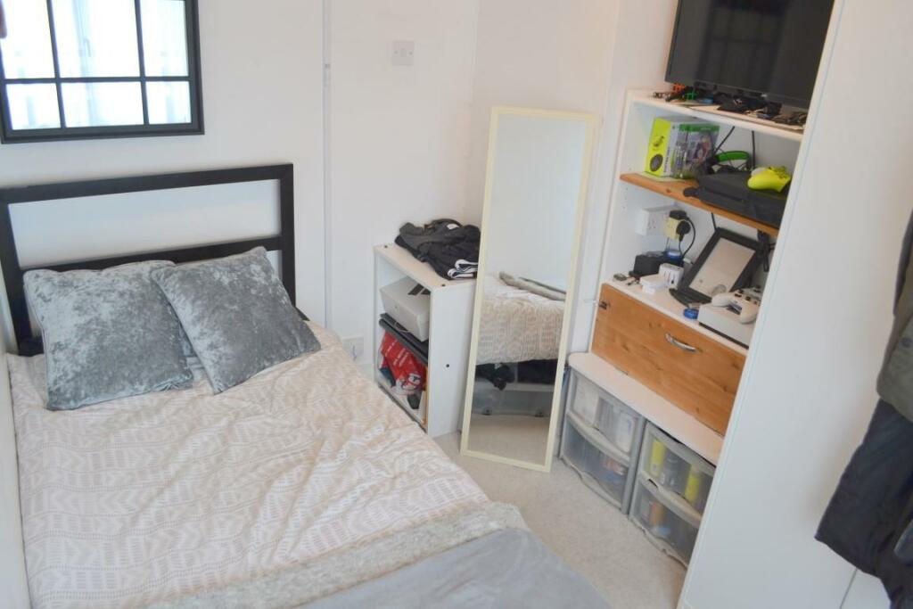 bed 1 (Medium).JPG