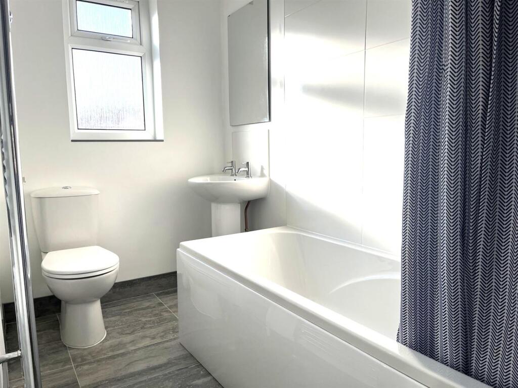 Bathroom 1.jpg