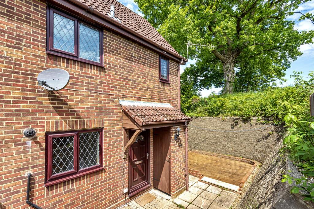 Main photo - 37 Mill Close.jpg