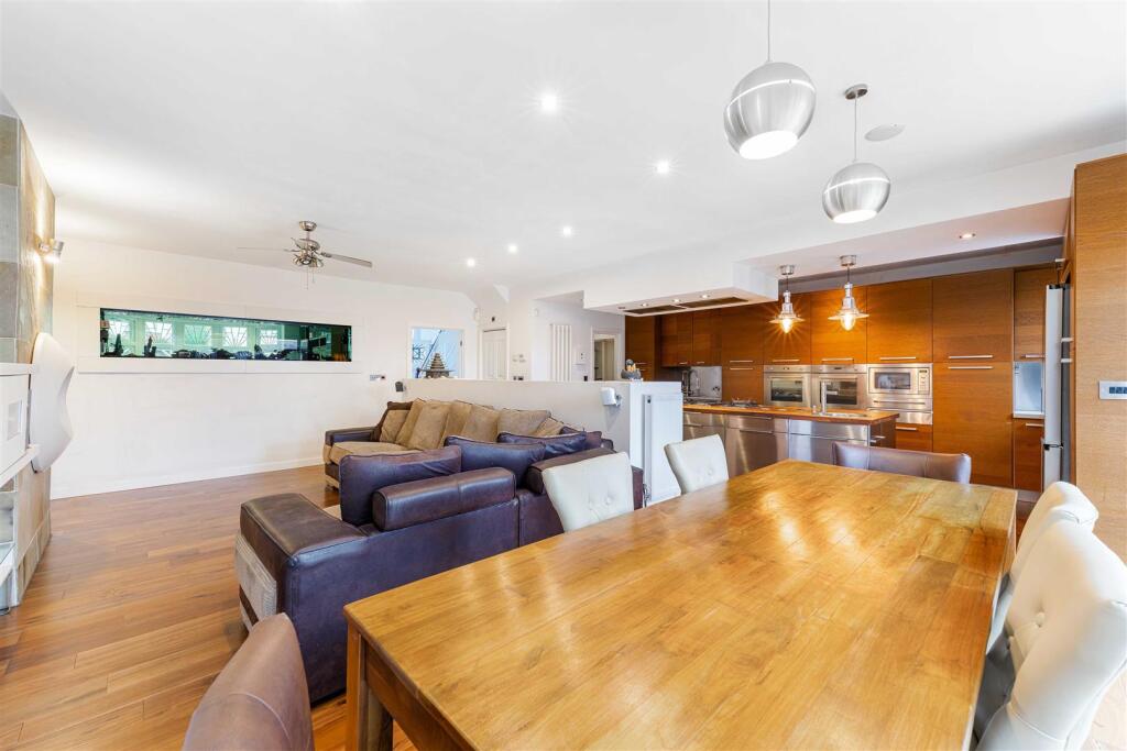 41 Oaklands Avenue, Isleworth TW7-11.jpg