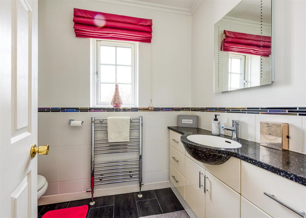 6 Millfields Way-bed1 ensuite1.jpg