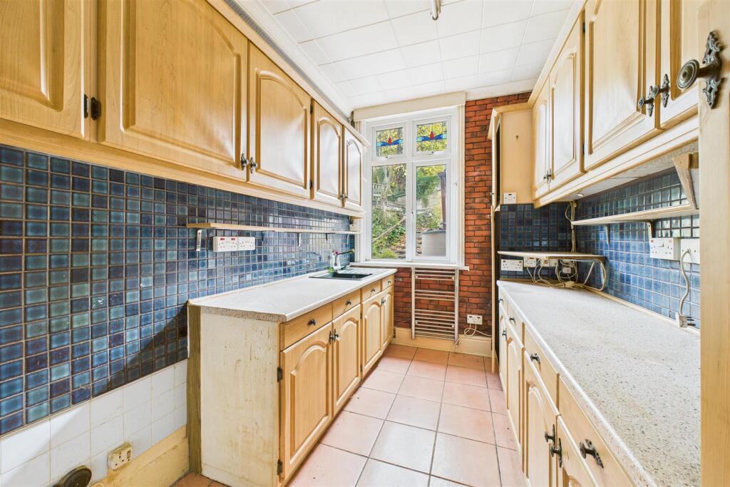 Cliff Lodge, 13 Old Teignmouth Road, Dawlish EX7 0