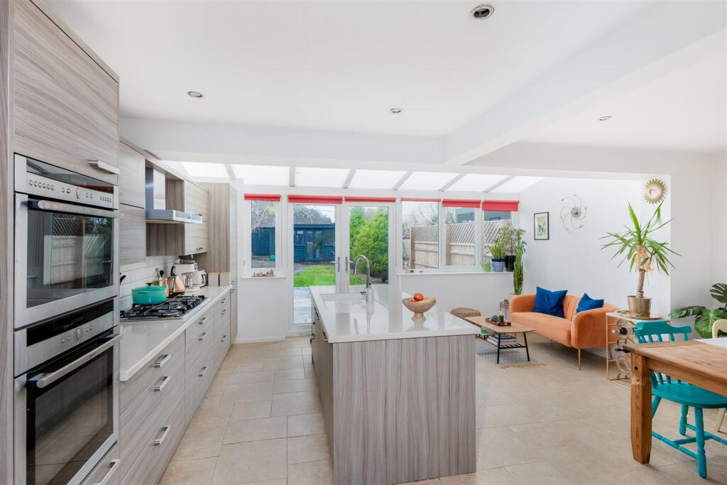 8 Hill Close 2019-3.jpg