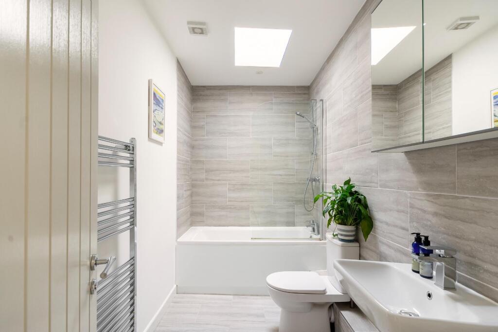 2W0SEN - Bathroom B.jpg