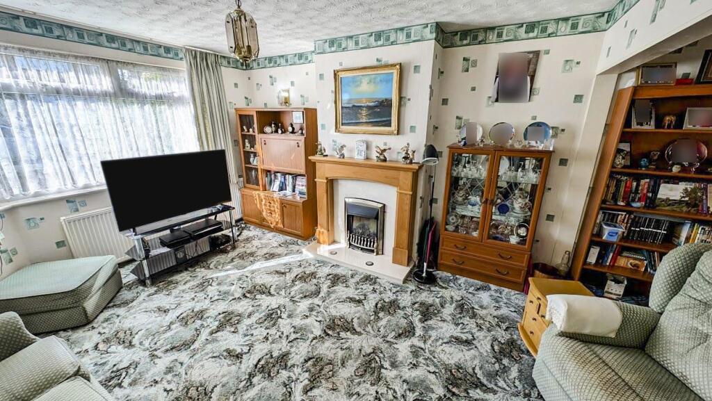2 Tyndale Ave lounge 1.jpg