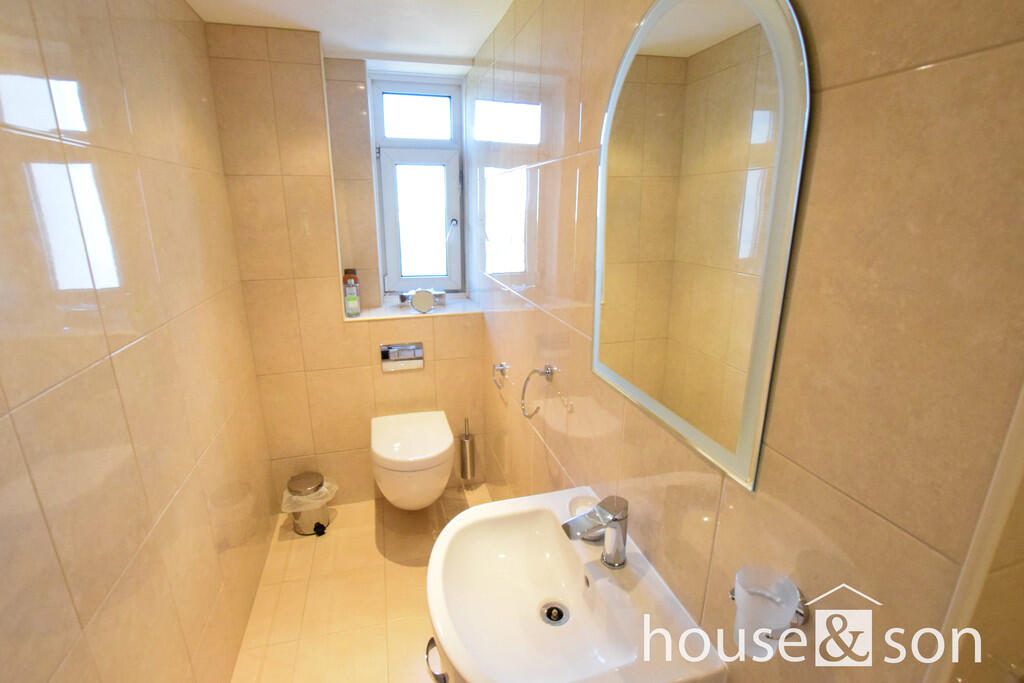 ensuite bath angl...