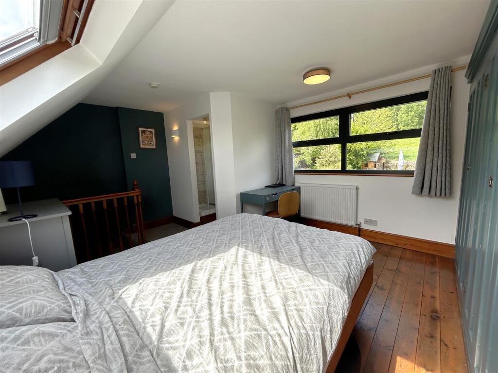 bedroom 1.JPG