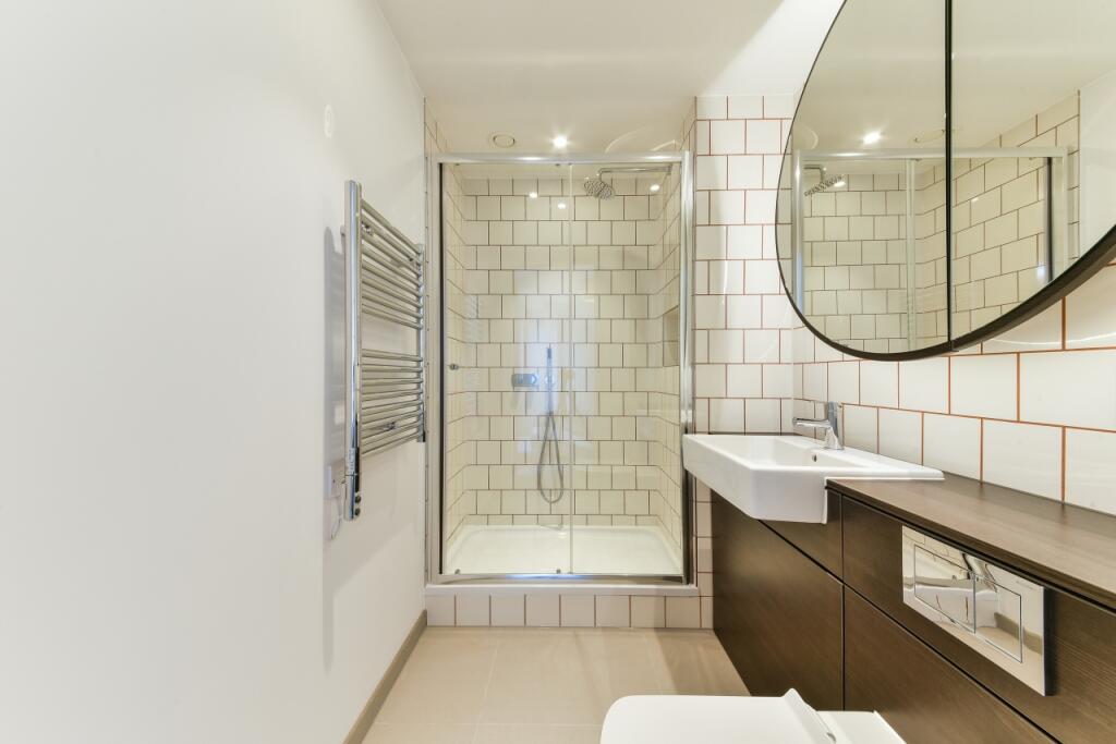 Western Gateway, Roy