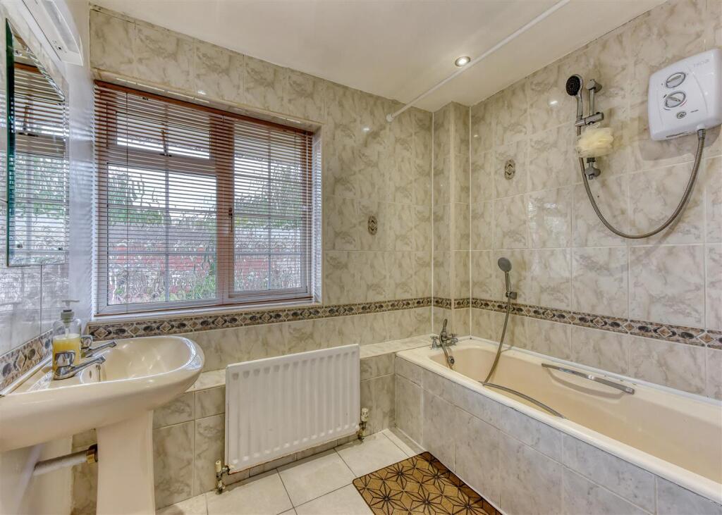 1 Saxon Court-bathroom.jpg