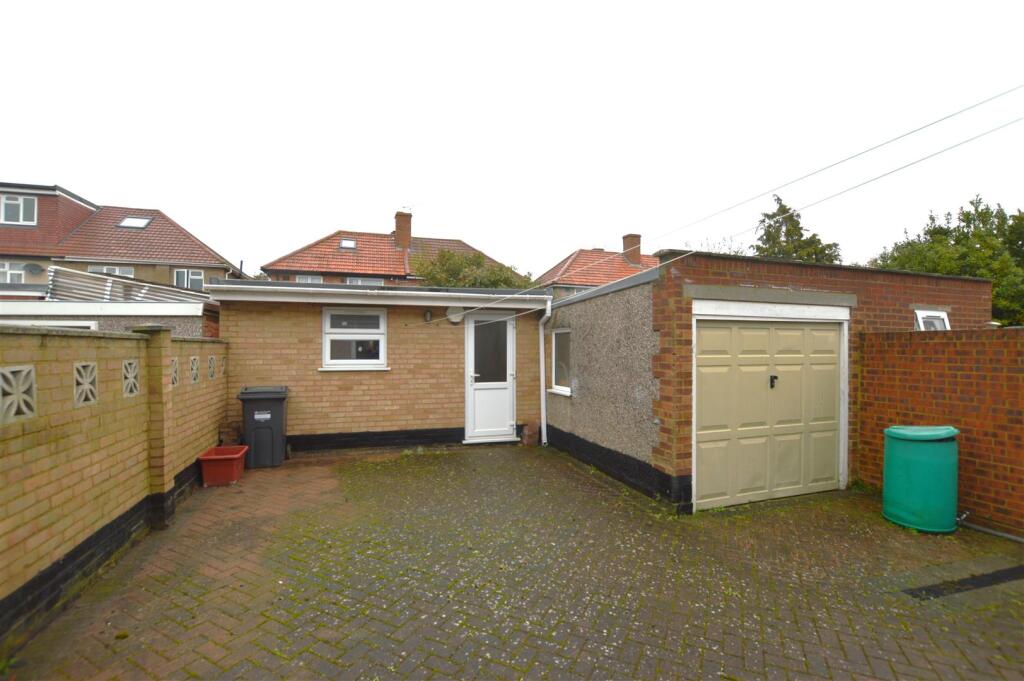 18 Roseville Avenue gdn.JPG