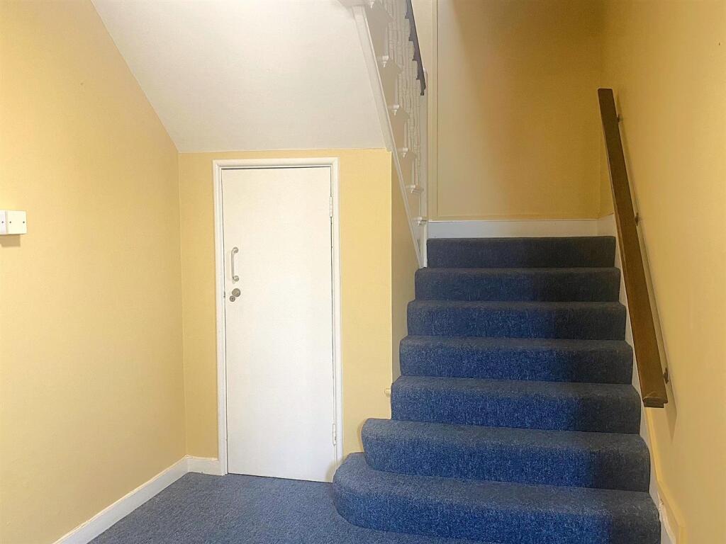 16 Knole Ct - Communal hall.jpg