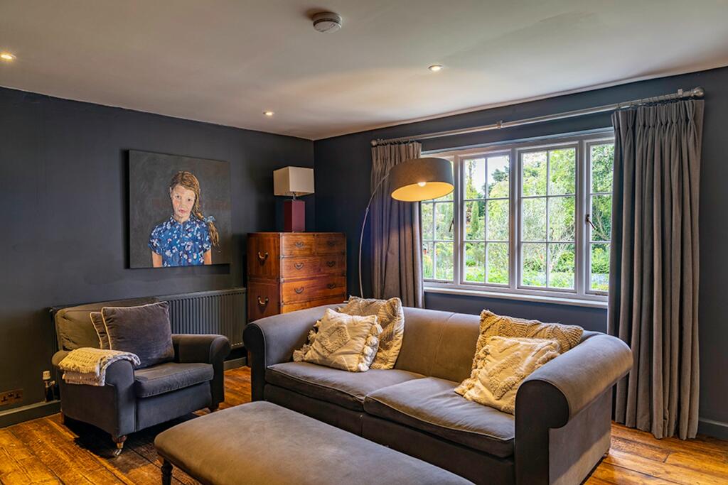 Further sitting room